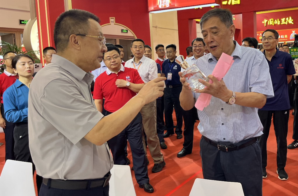 开元游戏大厅app酒业闪灼第91届山东糖酒会： 以平安佳酿领航，，，，，，铸就鲁酒品质新标杆！_开元游戏大厅app|稳如开元游戏大厅app|五岳独尊|开元游戏大厅app特曲|酒神酒仙|金开元游戏大厅app|年份小窖